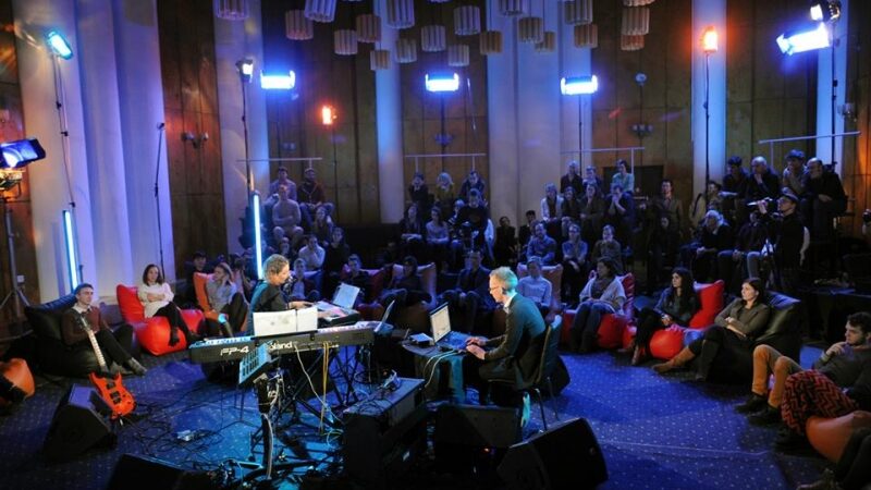 Elektroninės muzikos grupės „mmpsuf“ koncertu jau gali mėgautis ir internautai