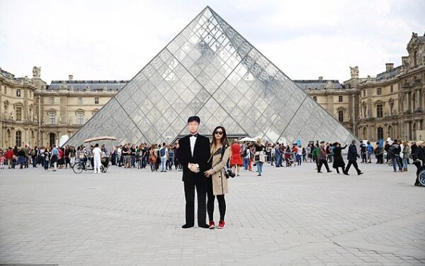 Gedinti dukra keliauja po pasaulį su mirusio tėvo kartoniniu atvaizdu (foto)
