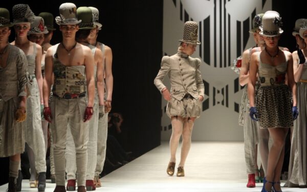 „Mados infekcija“  prasidėjo tylos minute Japonijos aukoms pagerbti (Foto)