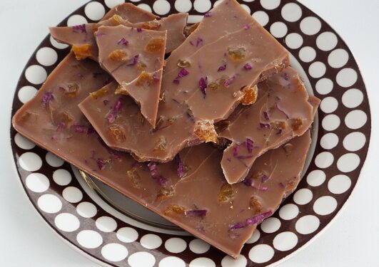 Sekmadienio receptas – žaliavalgiškas šokoladas su džiovintais abrikosais ir erškėtrožių žiedlapiais