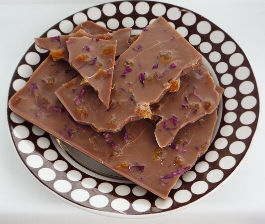 Sekmadienio receptas – žaliavalgiškas šokoladas su džiovintais abrikosais ir erškėtrožių žiedlapiais