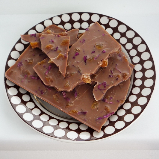 Sekmadienio receptas - žaliavalgiškas šokoladas su džiovintais abrikosais ir erškėtrožių žiedlapiais