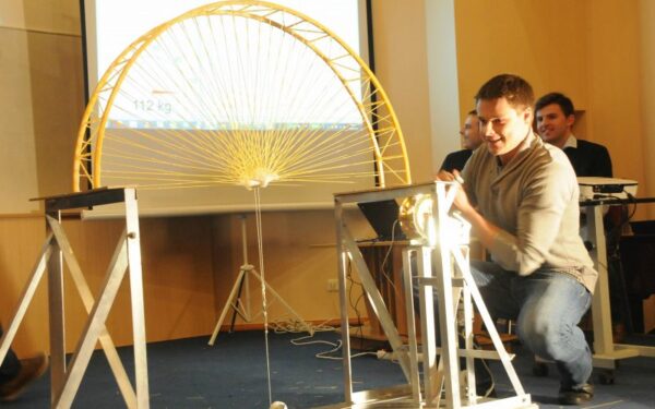 Iš makaronų pastatytas tiltas gali išlaikyti žmogų