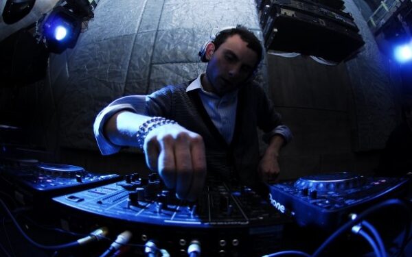 „Penktadienio DJ“: Mantas Dusty siunčia saulėtus linkėjimus