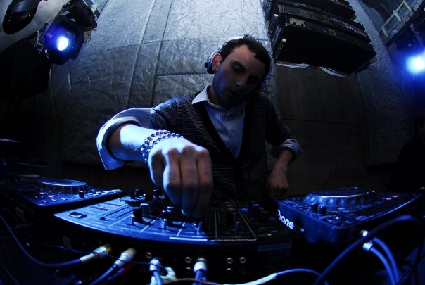 „Penktadienio DJ“: Mantas Dusty siunčia saulėtus linkėjimus