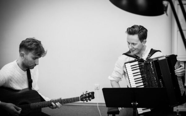 Markas Palubenka pristato drauge su Martynu Levickiu įrašytą dainą „Lipstick On a Coffee Cup“