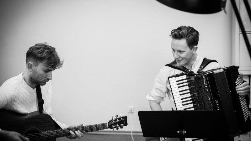 Markas Palubenka pristato drauge su Martynu Levickiu įrašytą dainą „Lipstick On a Coffee Cup“