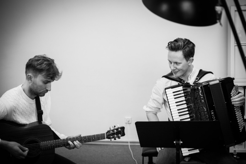 Markas Palubenka pristato drauge su Martynu Levickiu įrašytą dainą „Lipstick On a Coffee Cup“