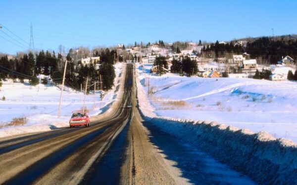 Šalčio gniaužtuose – vis daugiau automobilių