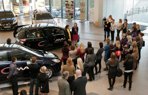 Vairuojančioms moterims pristatytas „Ford C-MAX“