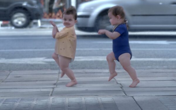 Video pusryčiai. Šokantys kūdikiai sugrįžo, kad vėl numalšintų troškulį (video)