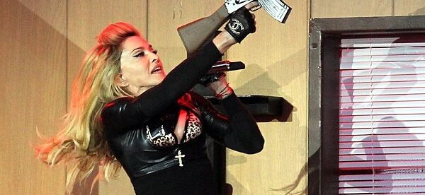Madonna vieno prasčiausių karjeroje koncerto Londone metu skelbė mylinti Lenkiją
