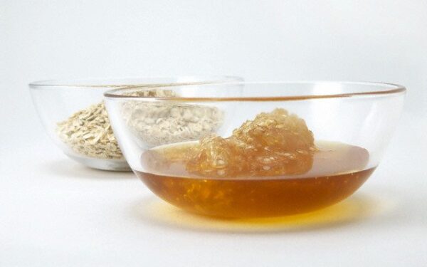 Medaus ir avižų kaukė nuo spuogų