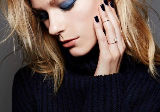 Mėlyna makiažo gudrybė, paslėpsianti rudeninį akių nuovargį