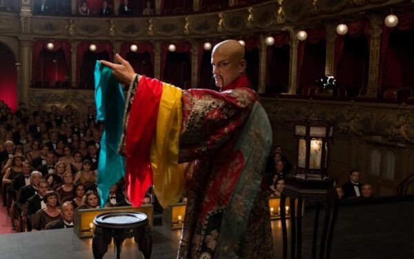 Colinas Firthas filme „Mėnesienos magija“ – ir ekstravagantiškas azijietis, ir skeptiškas britas