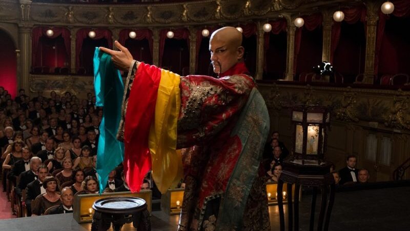 Colinas Firthas filme „Mėnesienos magija“ – ir ekstravagantiškas azijietis, ir skeptiškas britas