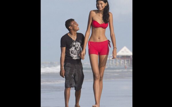 Aukščiausia pasaulyje mergina rado savo meilę (foto, video)