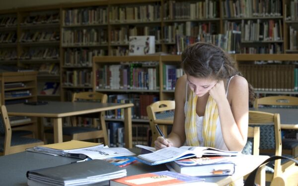 Kodėl vaikinams labiau patinka neišsipusčiusios merginos?