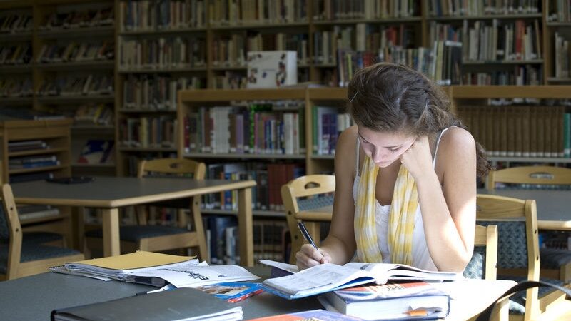 Kodėl vaikinams labiau patinka neišsipusčiusios merginos?