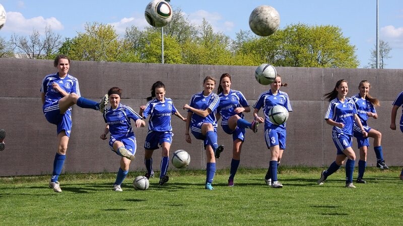 „Kas geriau valdo futbolo kamuolį? Merginos meta iššūkį vaikinams!“