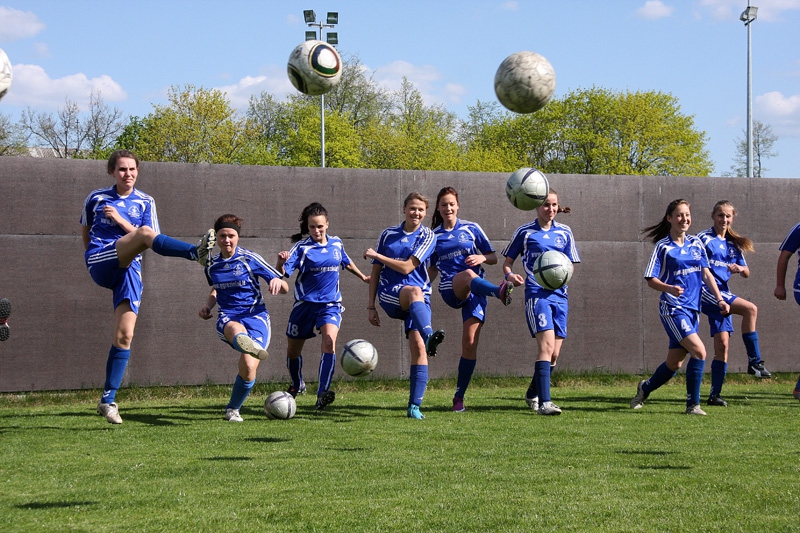 „Kas geriau valdo futbolo kamuolį? Merginos meta iššūkį vaikinams!“