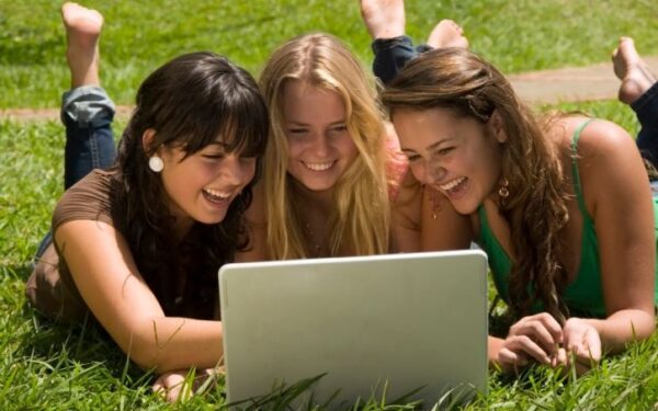 Psichologai: socialiniai tinklai klaidina smegenis ir iškraipo socialinius įgūdžius