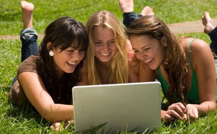 Psichologai: socialiniai tinklai klaidina smegenis ir iškraipo socialinius įgūdžius