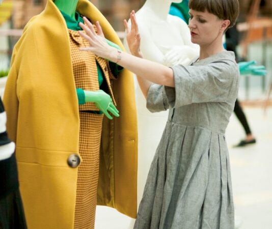 „Mados infekcijos“ rudens renginių ciklą pradėjo „Manekenų instaliacija“ (foto, video)