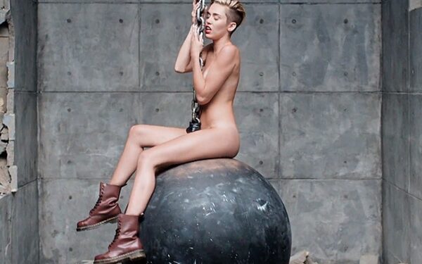 Skandalingoji epopėja tęsiasi: naujajame muzikiniame klipe Miley Cyrus nepabūgo visiškai apsinuoginti