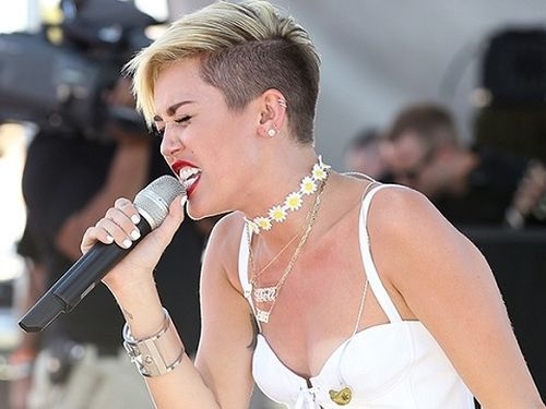 Miley Cyrus siautėja toliau: vėl išsirengė ir dar pasididino išretintus dantis (foto)