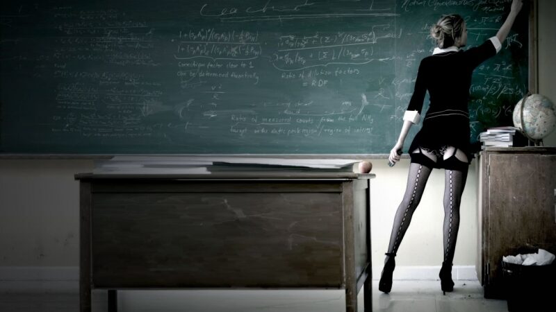 Atleisti ar nekreipti dėmesio? Erorinėms nuotraukoms pozuojanti pradinių klasių mokytoja (foto)