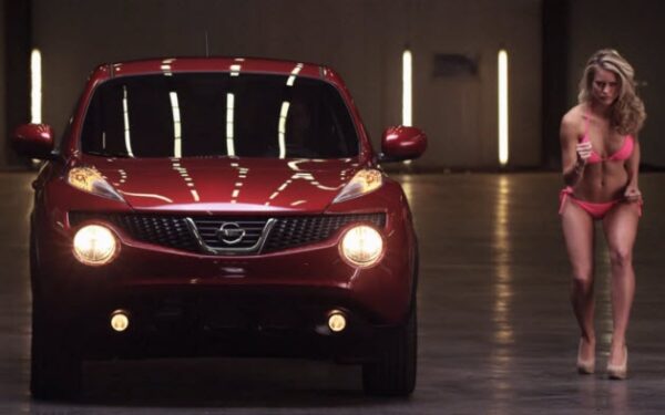 Dvikova: „Nissan Juke“ prieš bikini gražuolę (video)