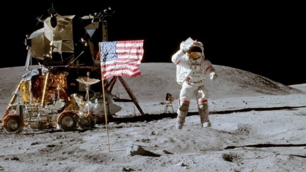 Mėnulyje pastebėtos tik 5 JAV vėliavos iš 6