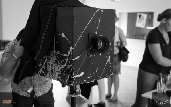 M. Paulės vienetinių marškinėlių fotosesija atlikta unikalia fotografavimo technika (foto)