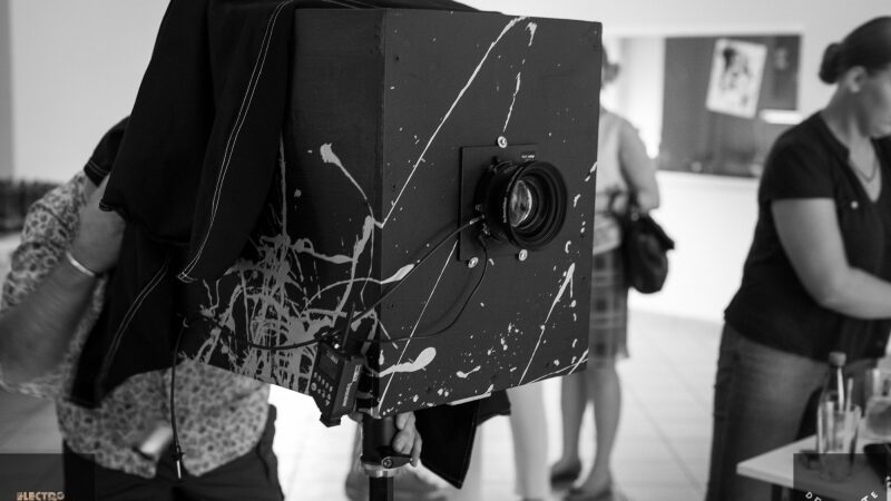 M. Paulės vienetinių marškinėlių fotosesija atlikta unikalia fotografavimo technika (foto)