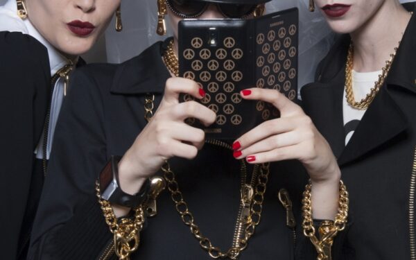 „Moschino“ 2014 m. pavasario-vasaros kolekcijoje „drabužiai“ išmaniesiems telefonams (foto)