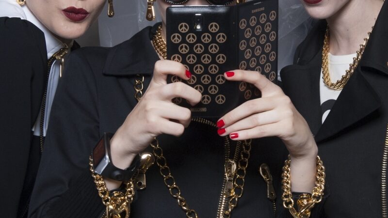 „Moschino“ 2014 m. pavasario-vasaros kolekcijoje „drabužiai“ išmaniesiems telefonams (foto)
