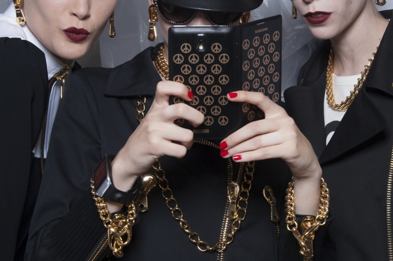 „Moschino“ 2014 m. pavasario-vasaros kolekcijoje „drabužiai“ išmaniesiems telefonams (foto)