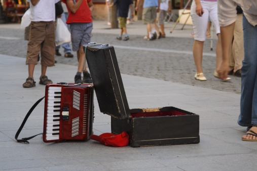 Mirtina tyla ar muzika: kas geriau stimuliuoja protą ir kūrybingumą?