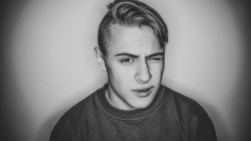 Septyniolikmetis Napo išleidžia albumą britų įrašų kompanijoje