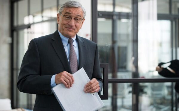 Robertas De Niro naujojoje komedijoje „Naujokas“ vaidins kolegų numylėtinį, 70-metį praktikantą