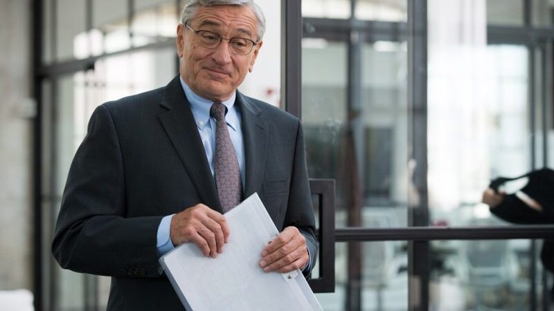 Robertas De Niro naujojoje komedijoje „Naujokas“ vaidins kolegų numylėtinį, 70-metį praktikantą