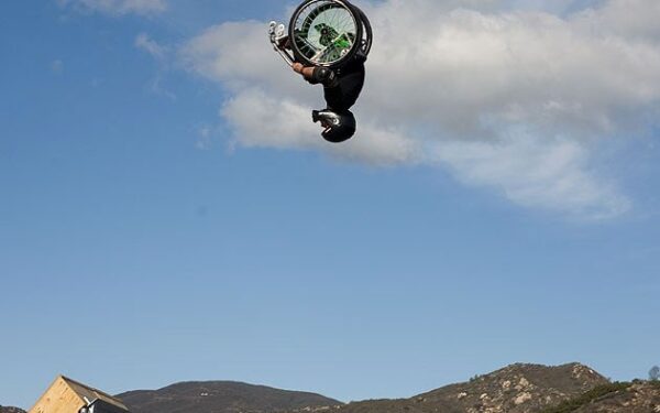 Negalia?! Akrobatika ir kaskadiniai triukai neįgaliųjų vežimėliu (video)