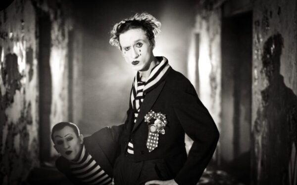 Grupė „Neteisėtai padaryti“: reikia nebijoti save išversti vidumi į išorę (interviu)