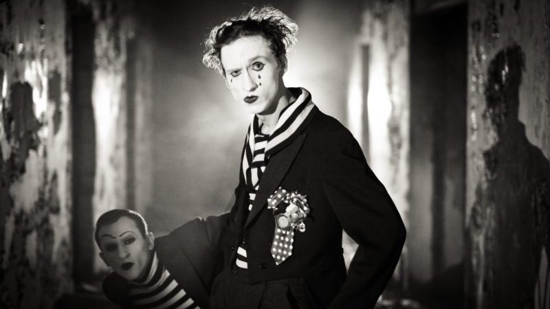 Grupė „Neteisėtai padaryti“: reikia nebijoti save išversti vidumi į išorę (interviu)