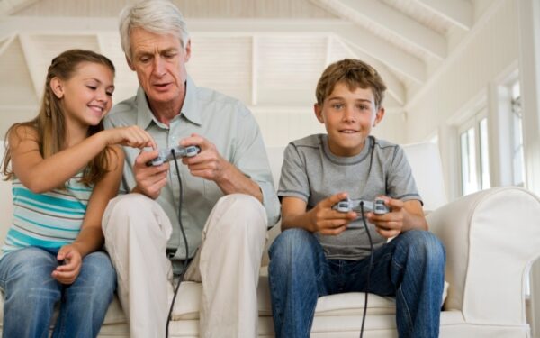 Kompiuteriniai žaidimai stiprina tėvų ir dukterų santykius