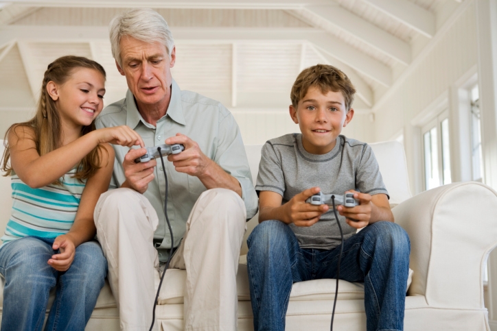 Kompiuteriniai žaidimai stiprina tėvų ir dukterų santykius