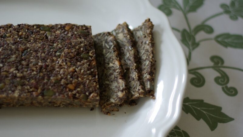 Nomeda Marčėnaitė kepa riešutų duoną (receptas ne tik gurmanams)