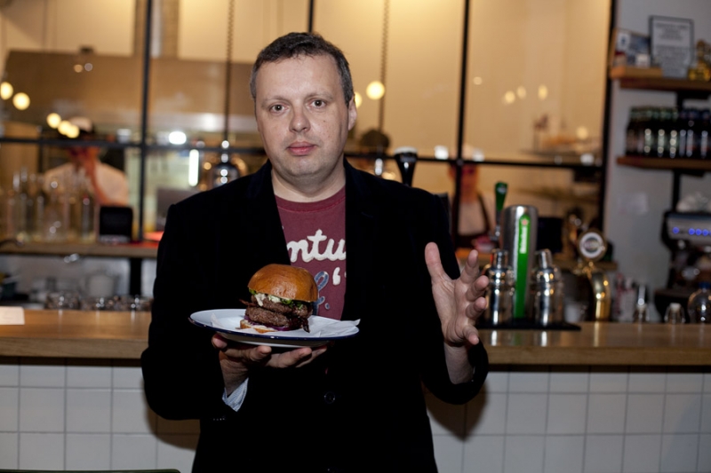 Andriaus Užkalnio nekritikuojamų burgerių receptas (foto)