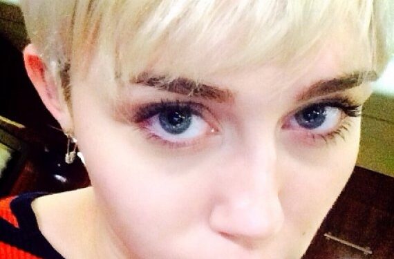 Dar viena: Miley Cyrus išsitatuiravo lūpą (foto)
